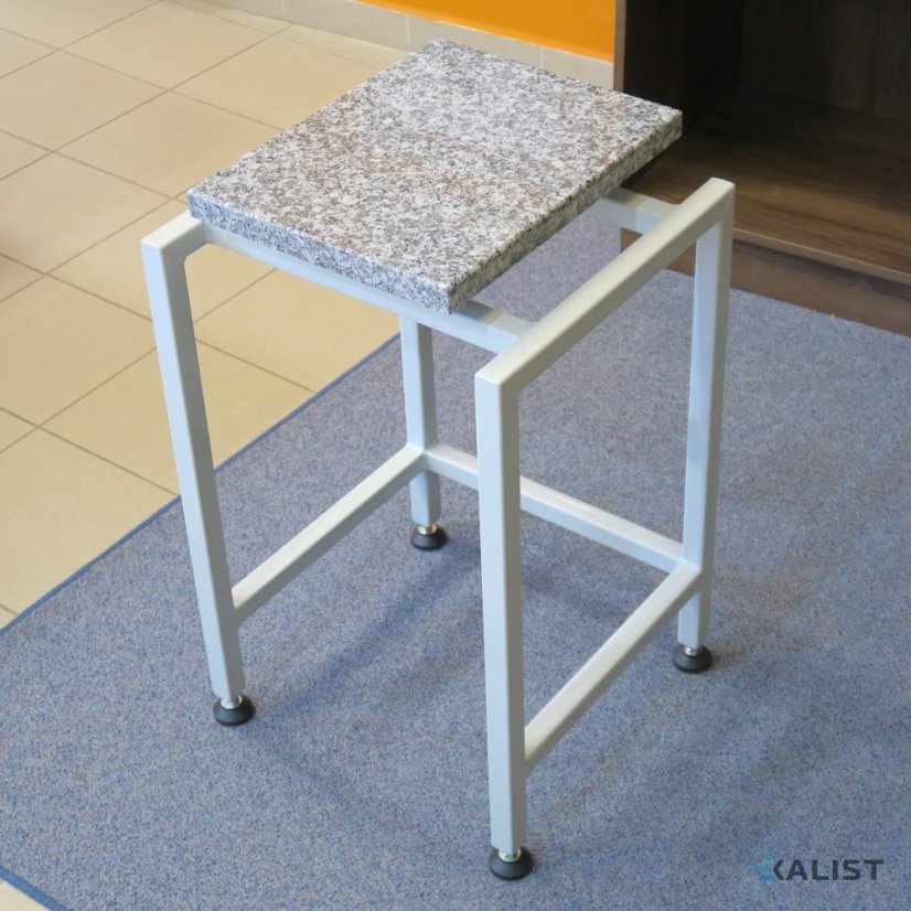 Laboratórny stôl pre jednu stupnicu