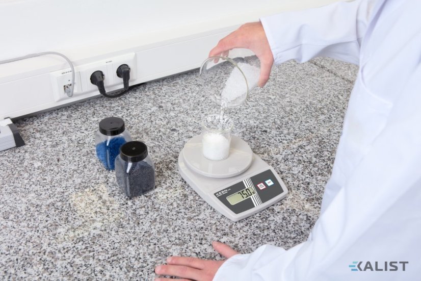 Laboratórna váha Kern EMB - Maximálna váživosť: 5,2 kg, Rozlíšenie - hmotnosť (dielik): 1 g, Rozmery vážiacej plochy: Ø 150 mm, Opakovateľnosť: 1 g, Linearita: ± 3 g
