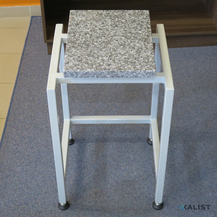 Laboratórny stôl pre jednu stupnicu