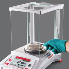 laboratorní váha OHAUS Adventurer Precision ověřitelná