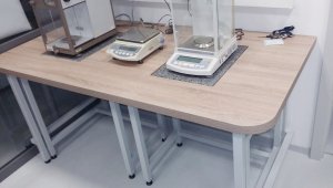 Výroba laboratorních stolů pod analytické váhy
