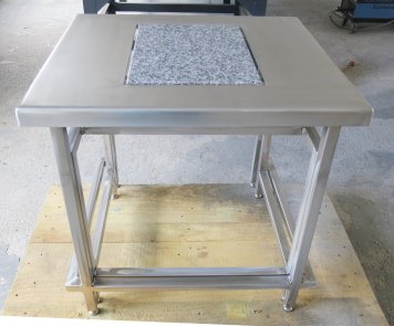 Analytický stůl z nerezové oceli.