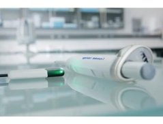 Laboratórna pipeta Eppendorf Reference 2, nastaviteľná 2 - 20 µl (sivé - 20 µl špičky)
