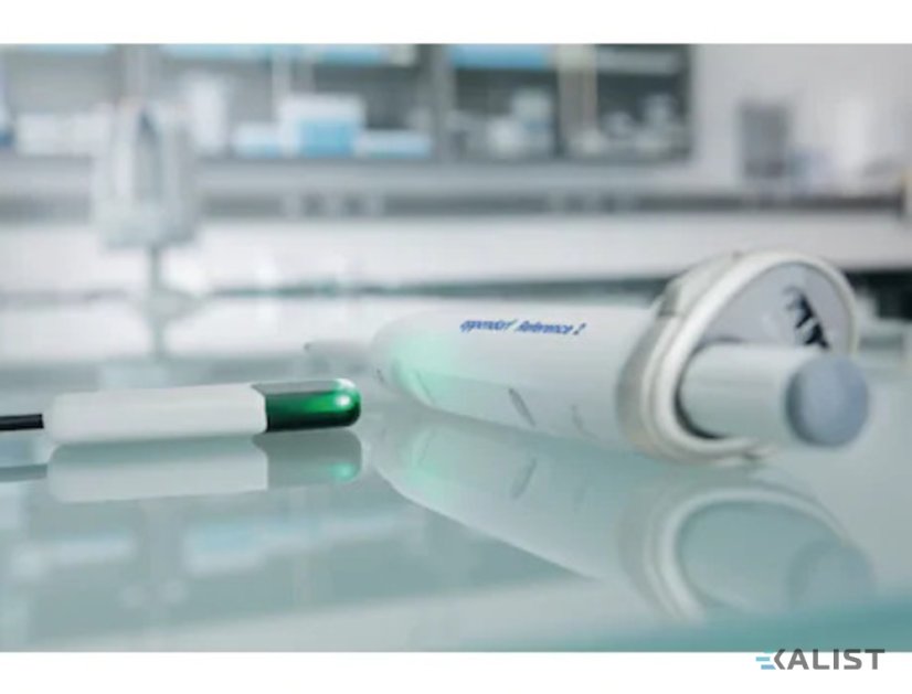 Laboratorní pipeta Eppendorf Reference 2 nastavitelná 2 - 20 µl (šedá - špičky 20 µl)