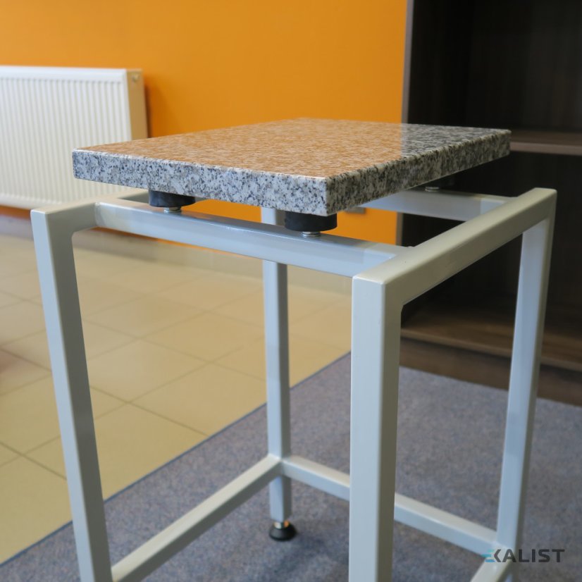 Laboratórny stôl pre jednu stupnicu
